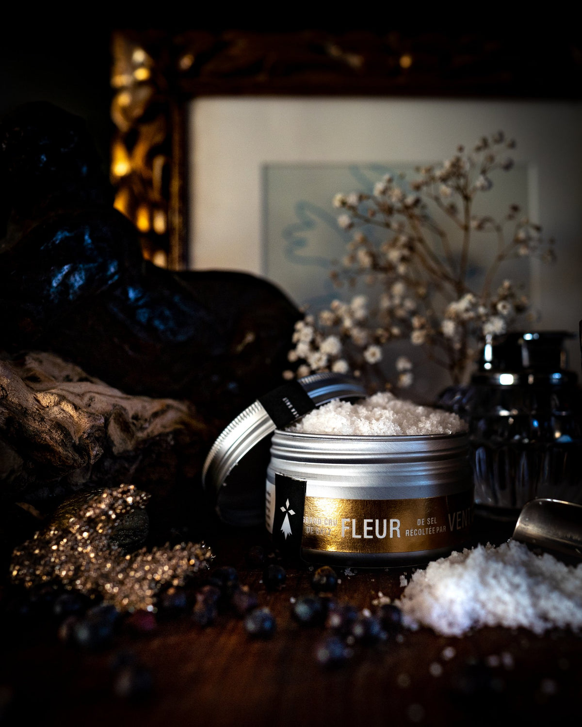 Fleur de sel Vent d’Est Binet 1660 dans sa boîte dorée ouverte, avec des fleurs séchées