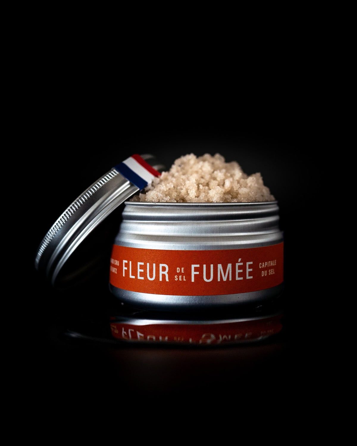 Boîte de fleur de sel fumée Binet 1660 sur fond noir