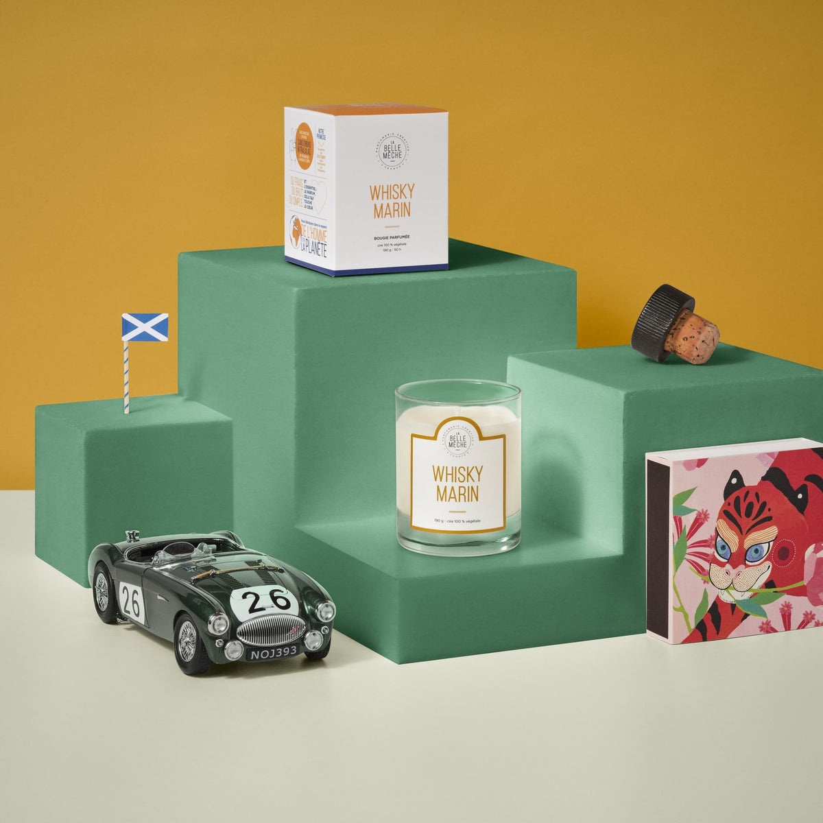 Bougie parfumée Whisky Marin de La Belle Mèche avec un drapeau écossais