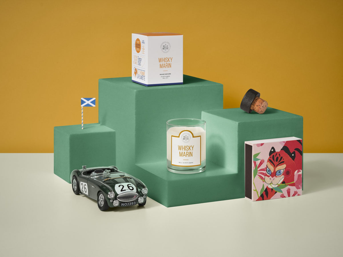 Bougie parfumée Whisky Marin de La Belle Mèche avec un drapeau écossais