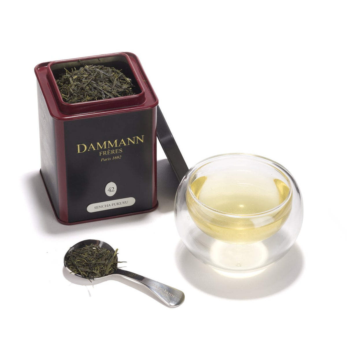 Boîte métal Sencha Fukuyu de Dammann Frères avec un verre de thé vert