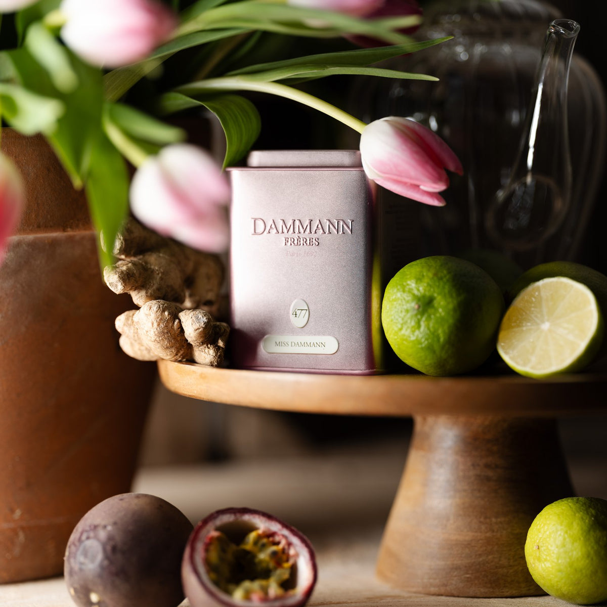 Boîte Miss Dammann de Dammann Frères avec des tulipes, du gingembre, du citron vert et des fruits de la passion