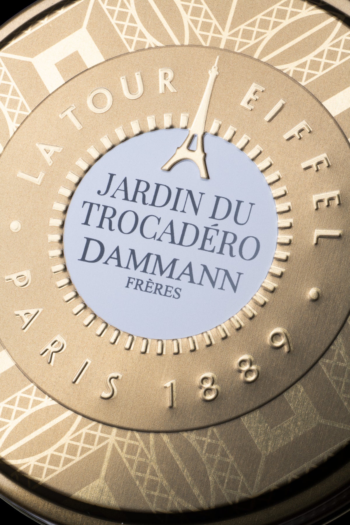 Jardin du Trocadéro Candy Box by Dammann Frères, close-up of the gold Tour Eiffel lid