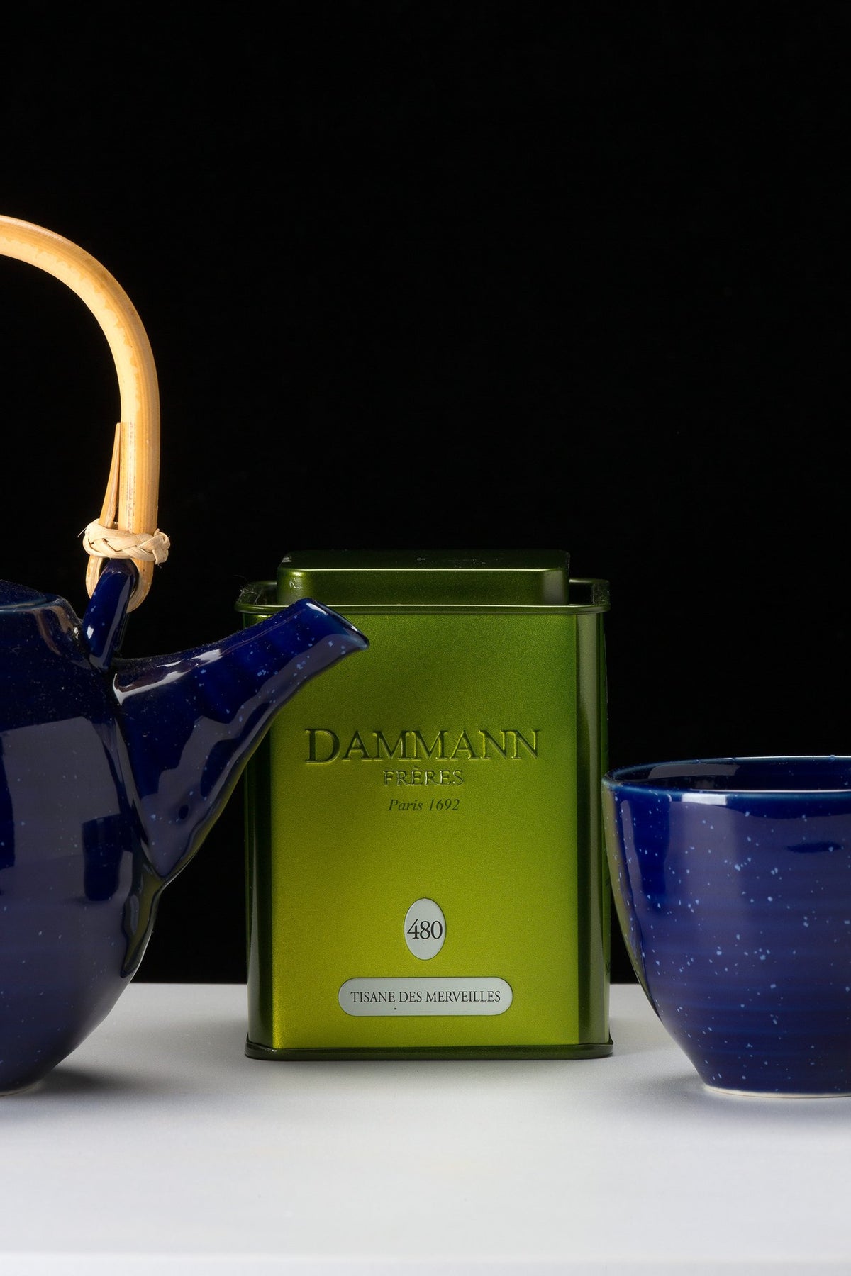 Boîte métal Tisane des Merveilles de Dammann Frères avec une théière bleue et un bol