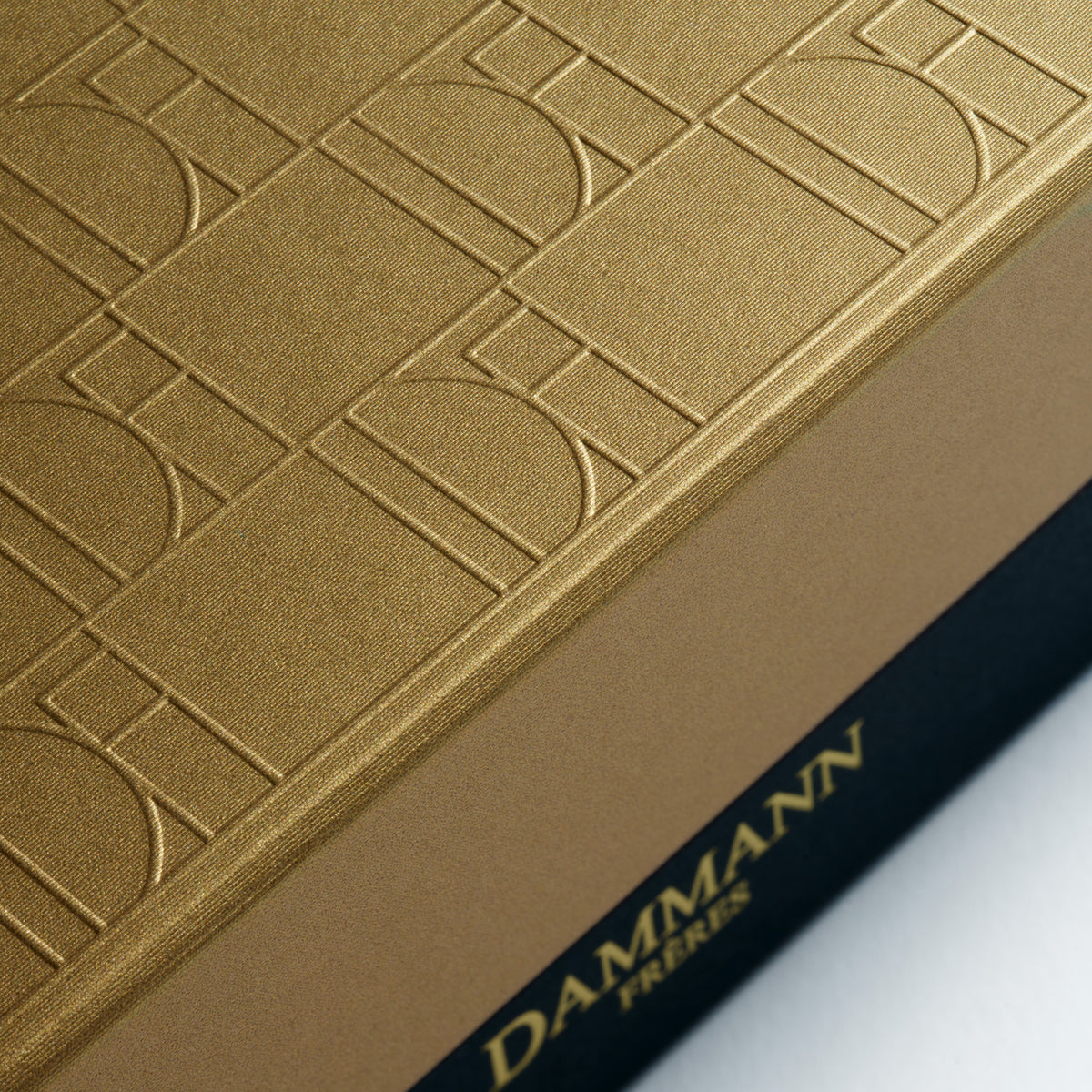 Jardin Gourmand Gift Set by Dammann Frères, close-up of the embossed gold lid