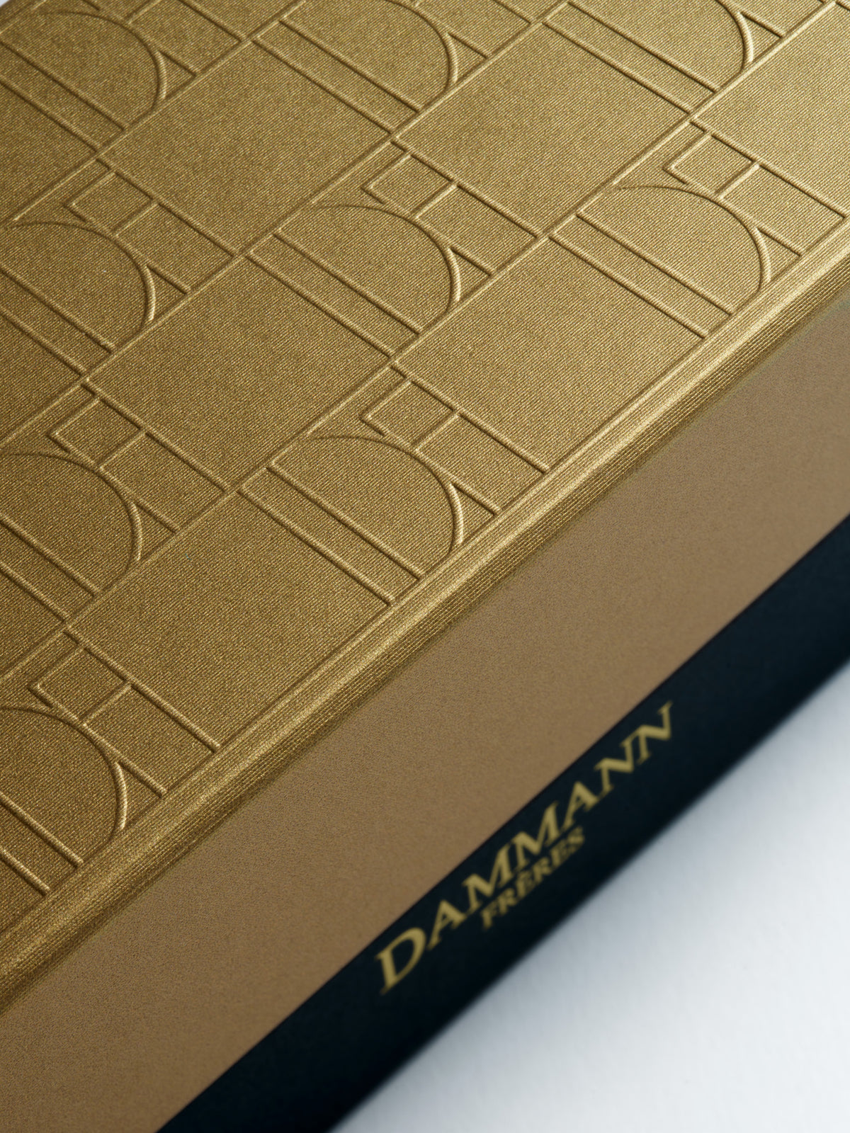Jardin Gourmand Gift Set by Dammann Frères, close-up of the embossed gold lid