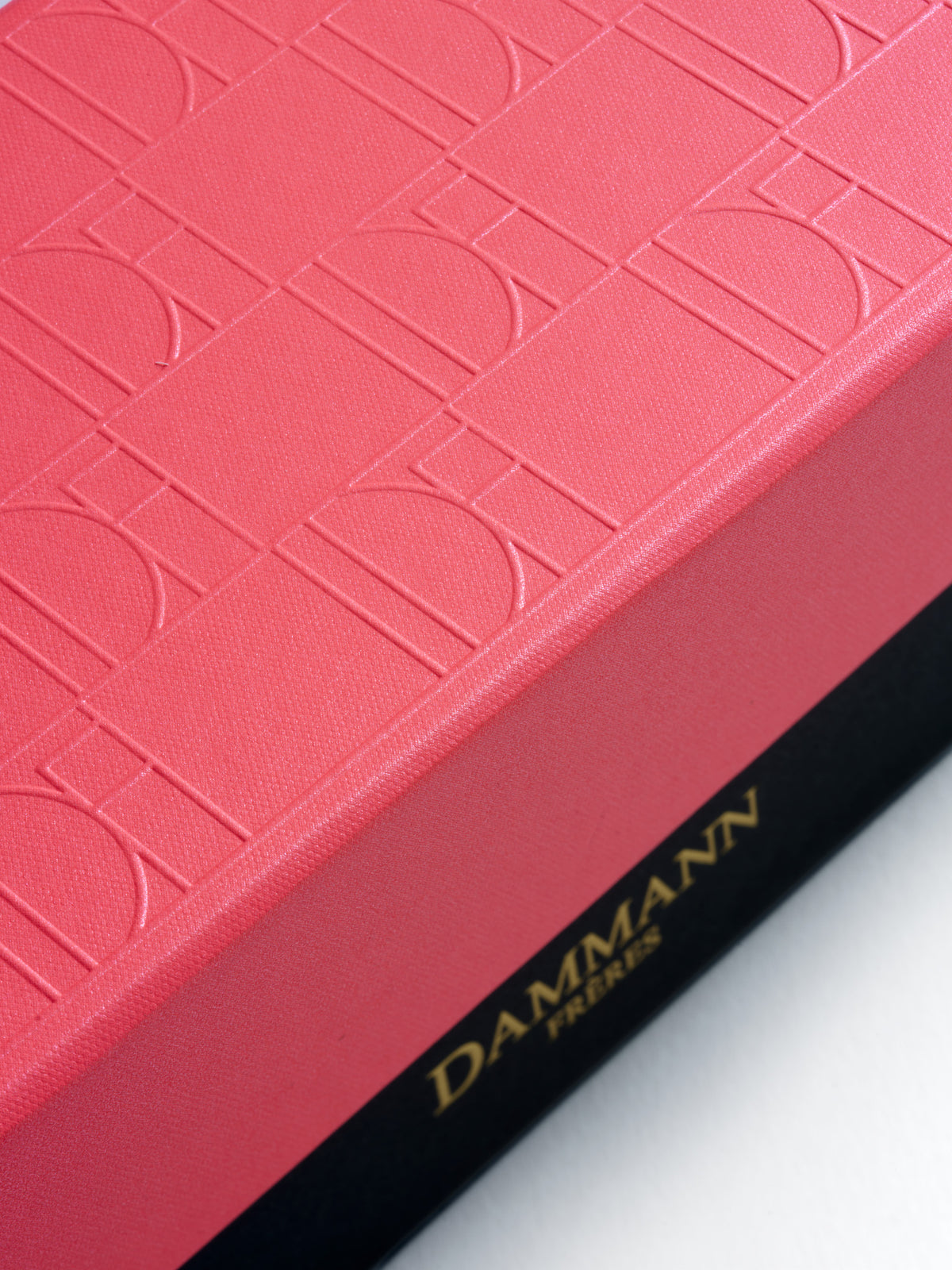 Jardin Romantique Box by Dammann Frères, close-up of the embossed pink lid