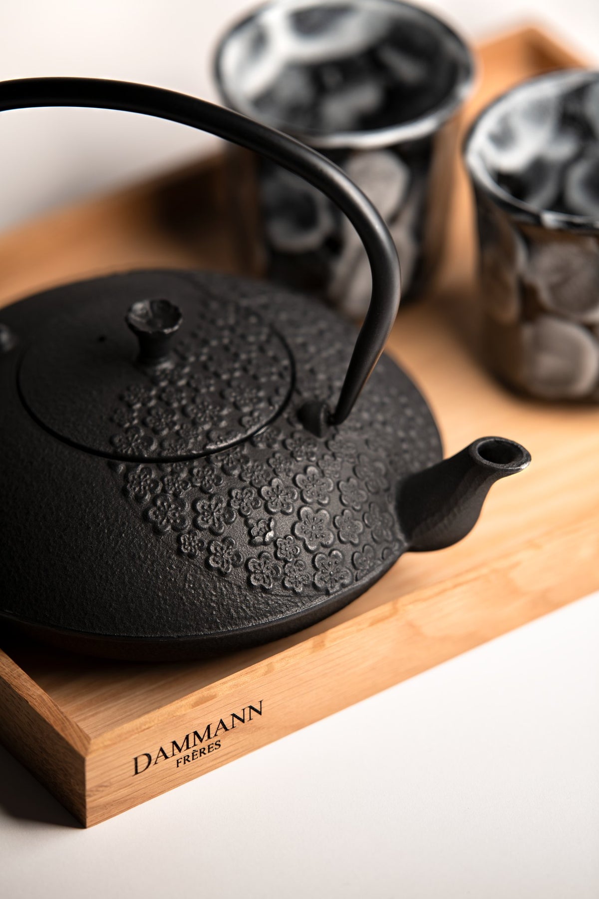 Oak tray engraved Dammann Frères with a black cast-iron teapot and two cups