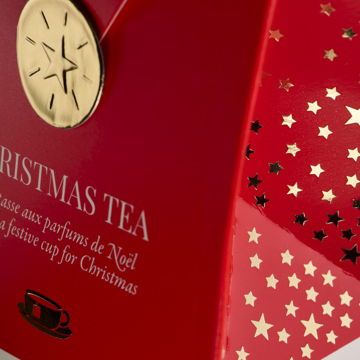 Close-up of the Dammann Frères Christmas Tea red pocket and its gold star seal