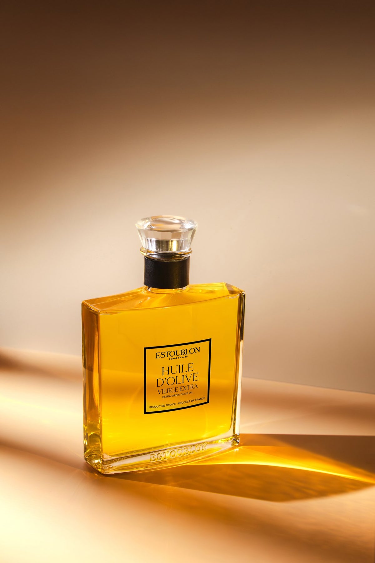 Bouteille d’huile d’olive Couture du Château d’Estoublon dans une lumière chaude