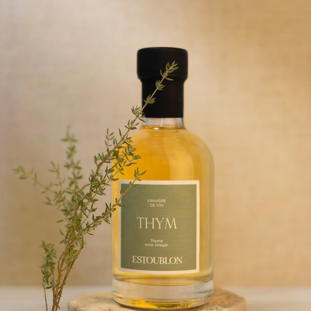 Vinaigre au thym du Château d’Estoublon avec un brin de thym