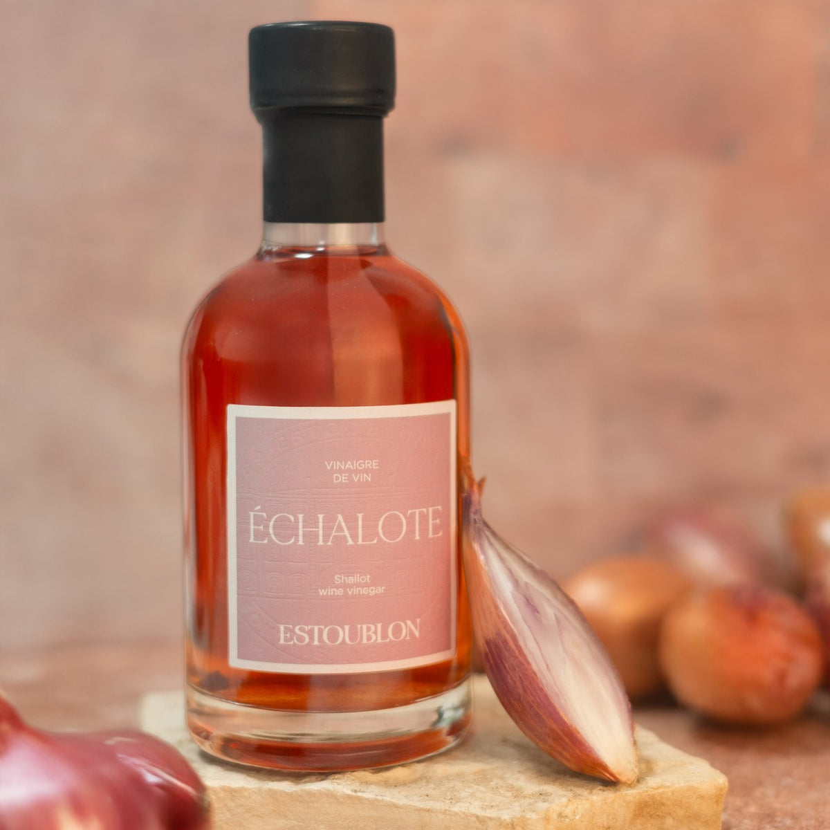Vinaigre à l’échalote du Château d’Estoublon avec des échalotes fraîches