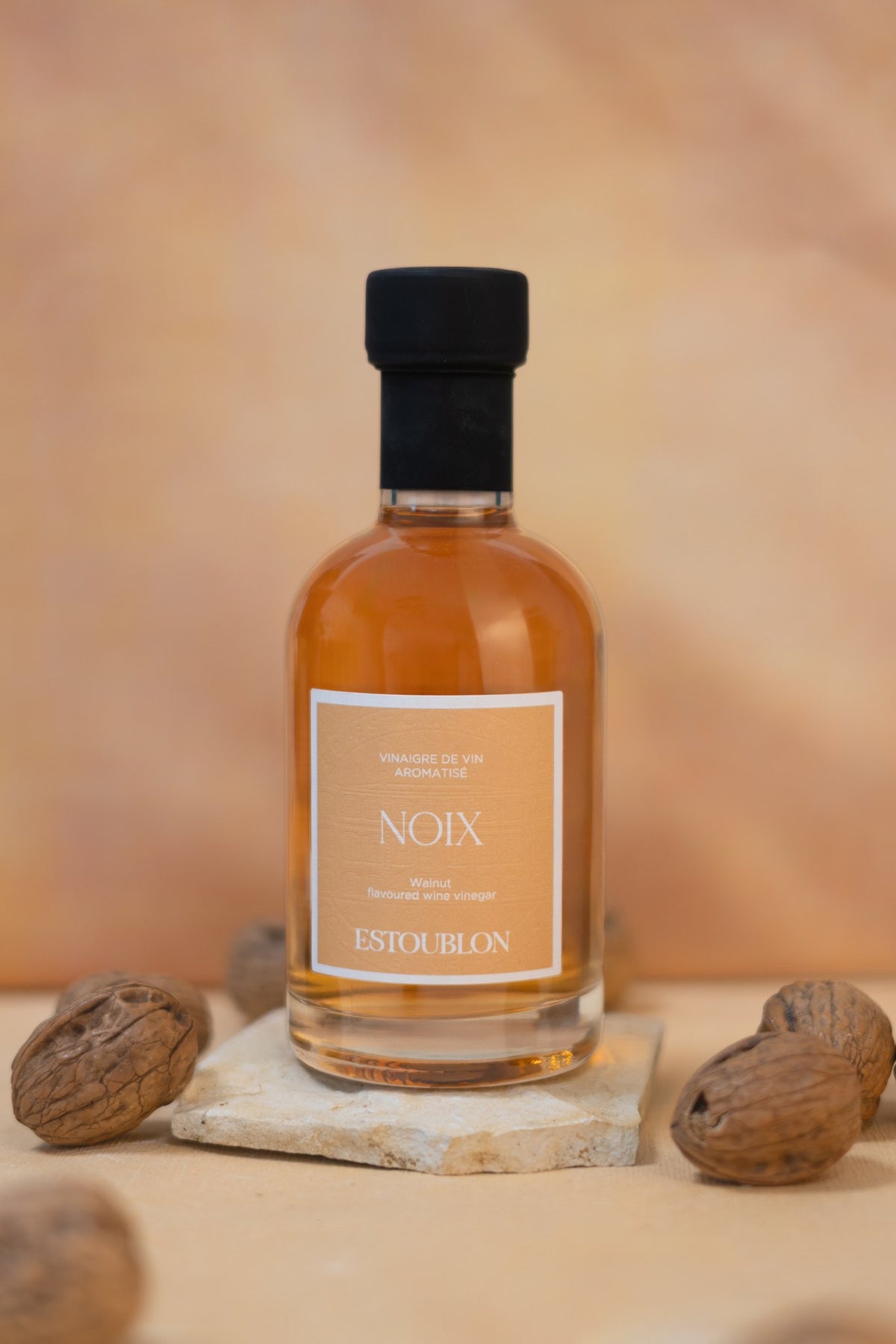 Vinaigre à la noix du Château d’Estoublon avec des noix entières