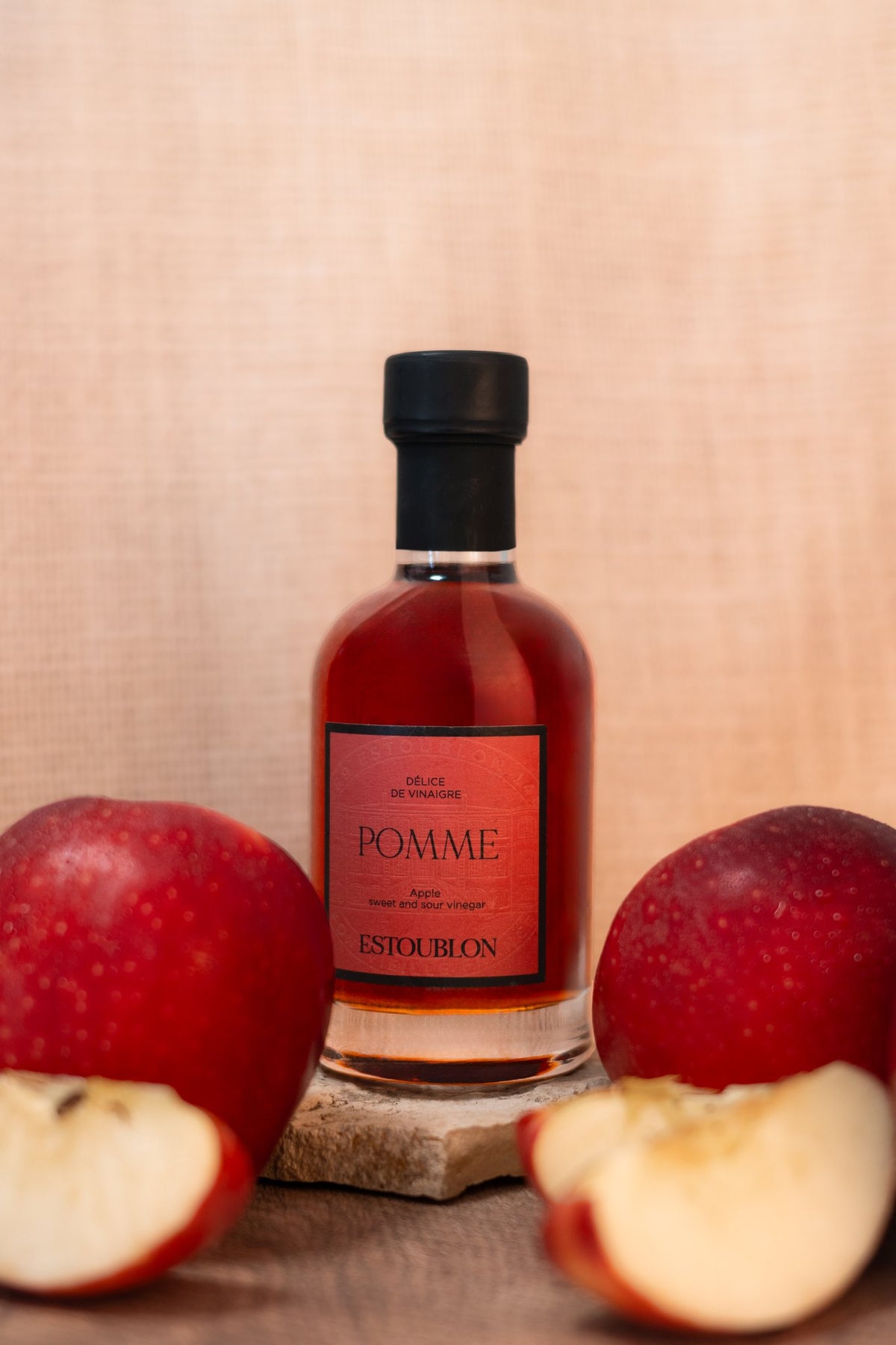 Vinaigre de pomme du Château d’Estoublon avec des pommes rouges fraîches
