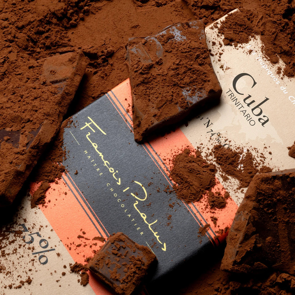 Tablette de chocolat noir Cuba 75 % de François Pralus sur poudre de cacao