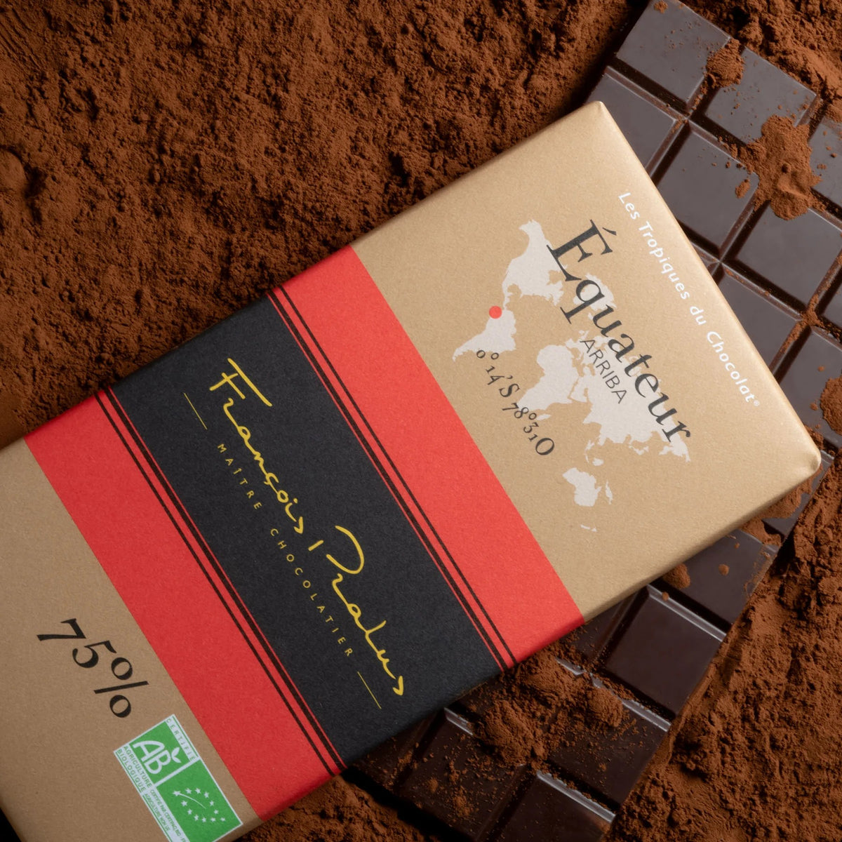 Tablette de chocolat noir Équateur 75 % de François Pralus sur poudre de cacao