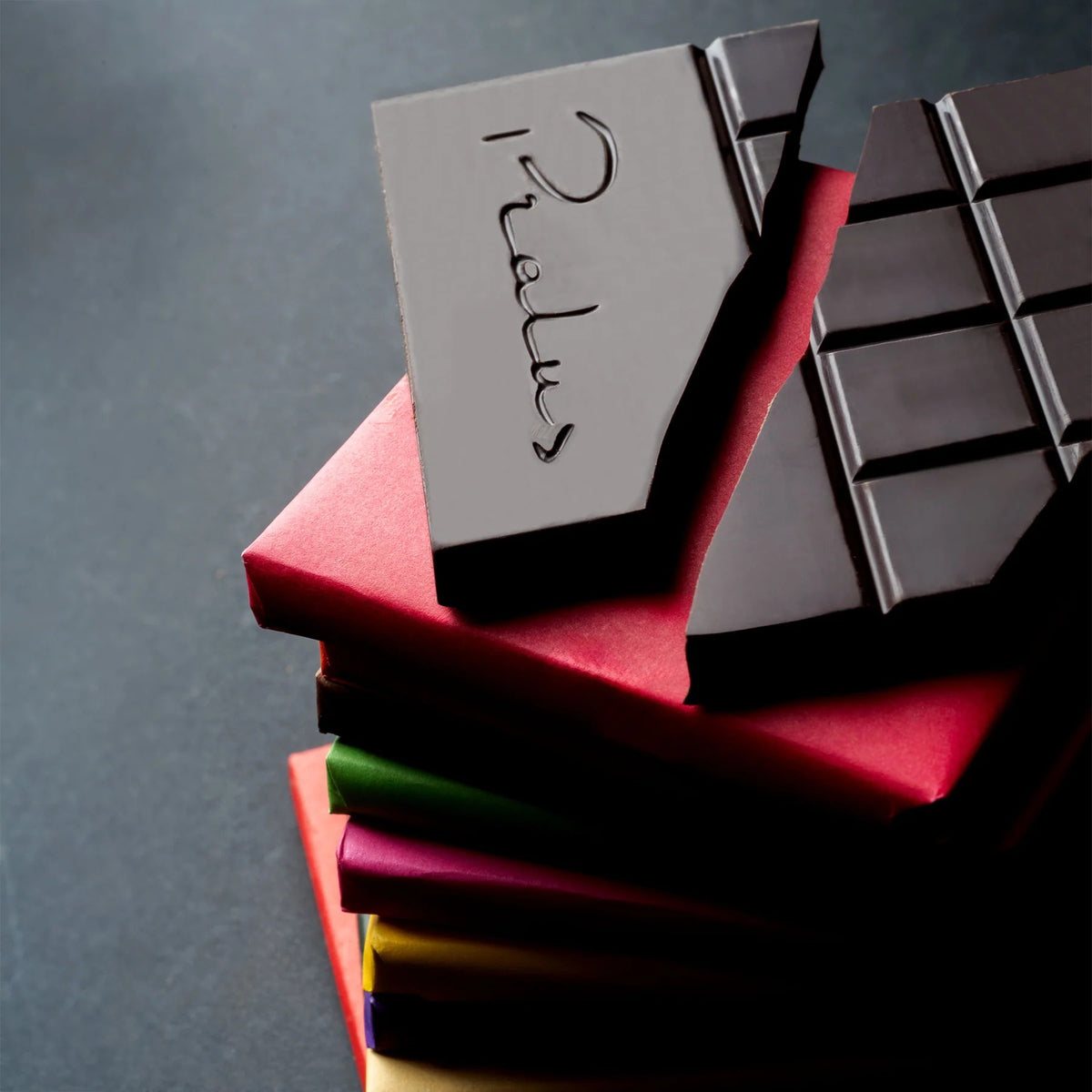 Pyramide des Tropiques de François Pralus : tablettes de chocolat noir 75 % déballées