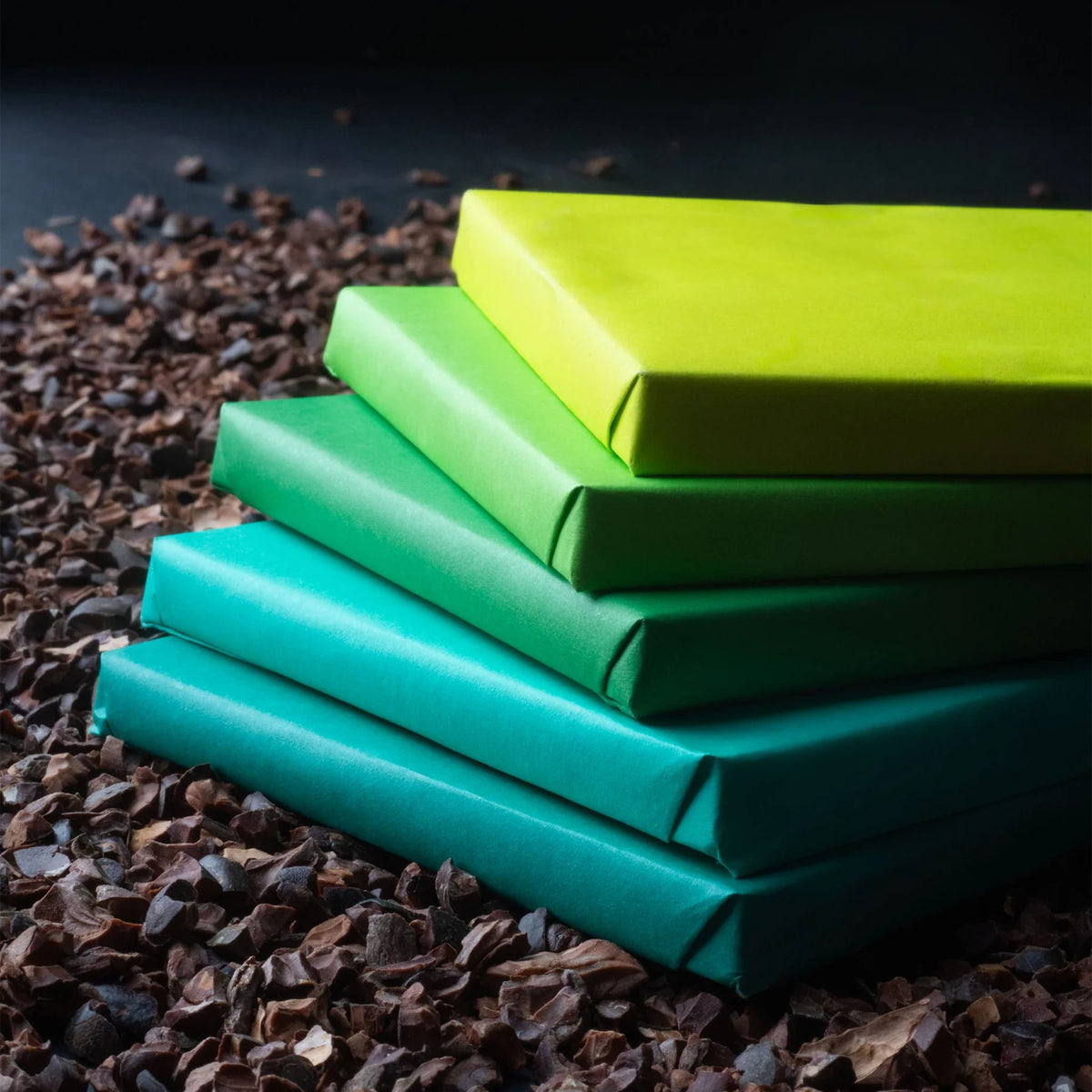 Pyramide biologique de François Pralus sur éclats de fèves de cacao