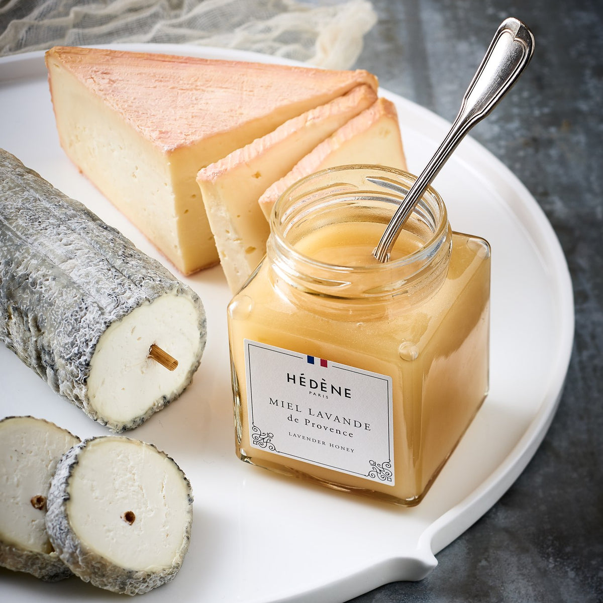 Miel de lavande Hédène avec du fromage de chèvre Sainte-Maure de Touraine