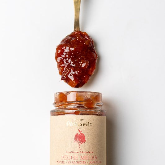 Confiture Pêche Melba de la Maison Perrotte à côté du dessert qui l’a inspirée