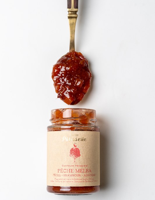 Confiture Pêche Melba de la Maison Perrotte à côté du dessert qui l’a inspirée