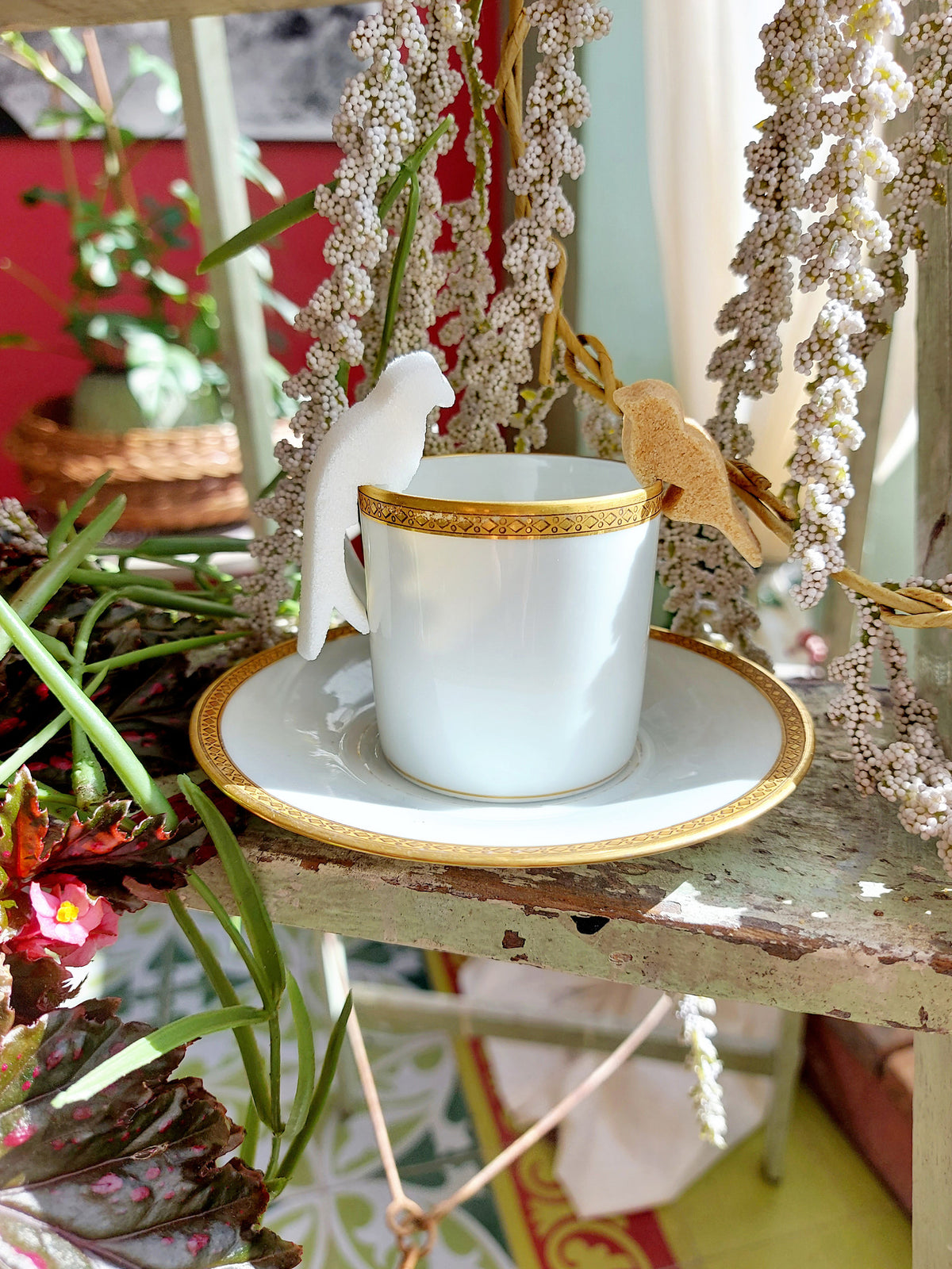 Oiseaux en sucre blanc et brun Pause Ailée Canasuc perchés sur une tasse dorée