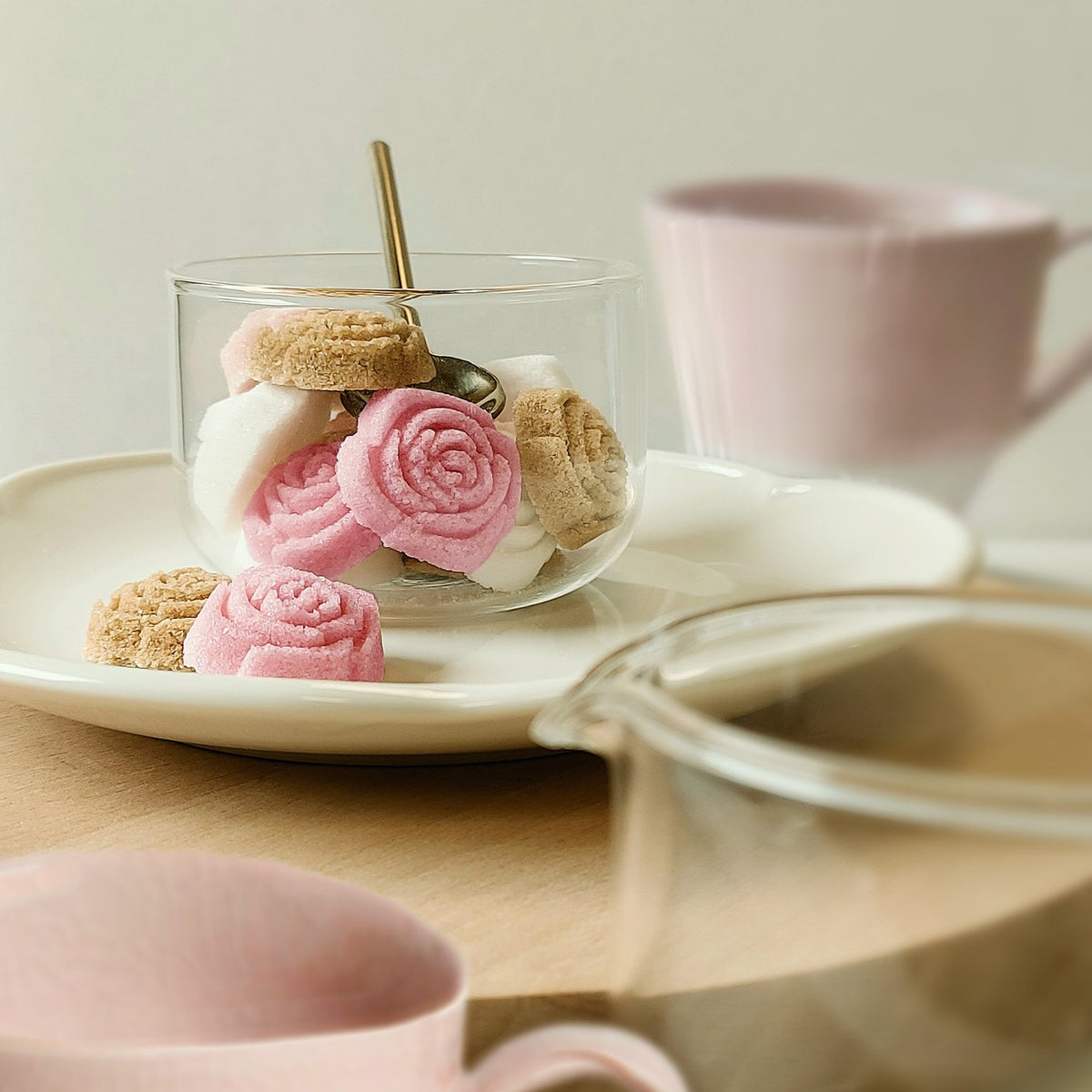 Canasuc pink rose-shaped sugars in a glass coupe