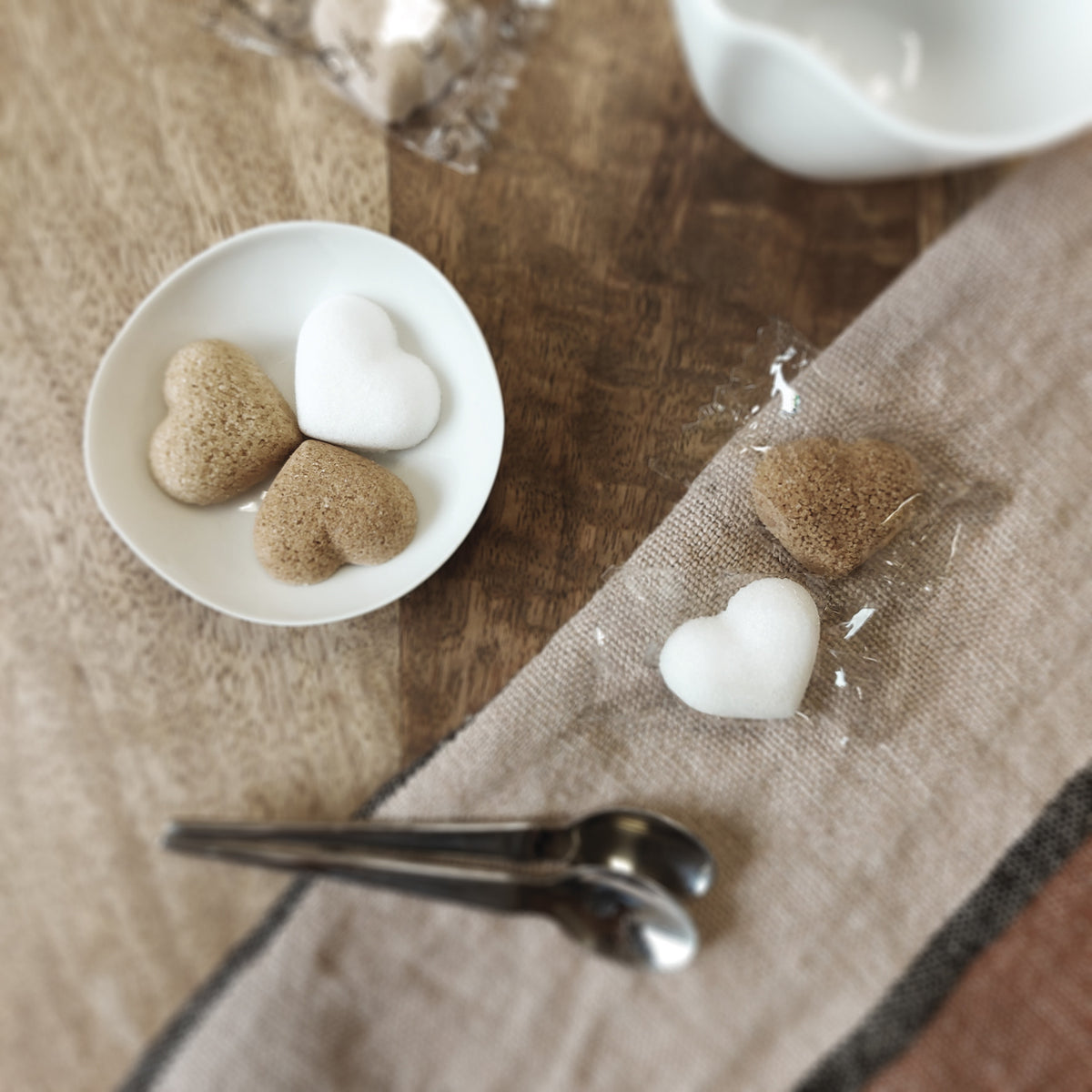 Sucres en cœur blancs et bruns Cœur à Prendre Canasuc, certains dans leur sachet individuel