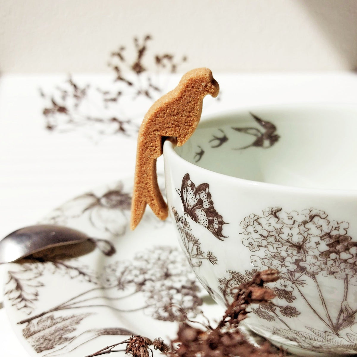 Canasuc Pause Ailée sugar bird perched on a teacup