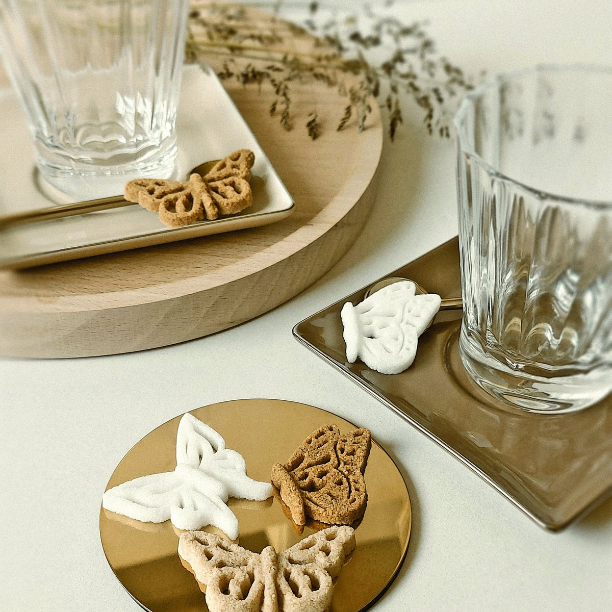 Canasuc Évanescence butterfly-shaped sugars on a mirrored tray