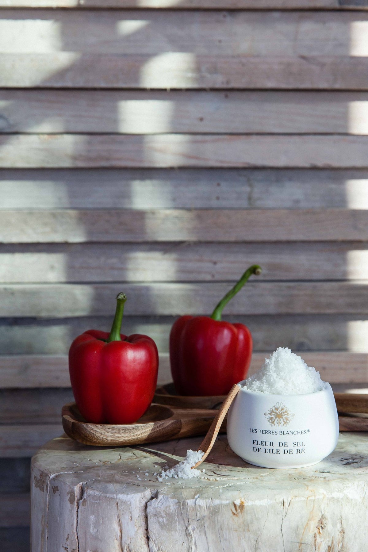 Fleur de sel de l’île de Ré Les Terres Blanches à côté de poivrons rouges