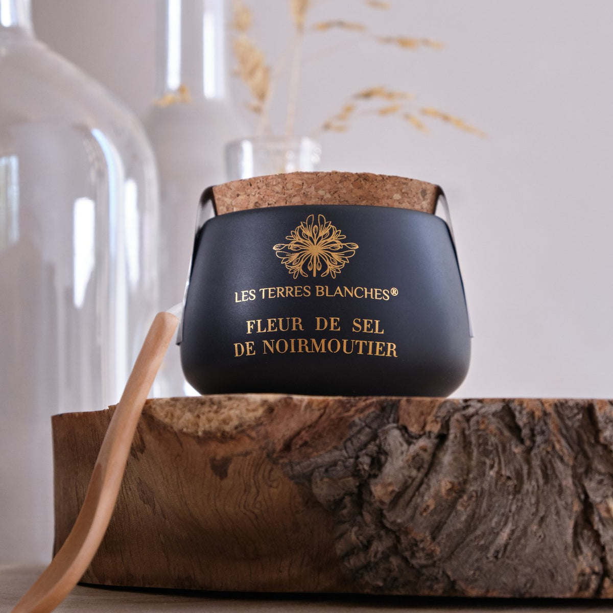 Les Terres Blanches fleur de sel de Noirmoutier in its black jar