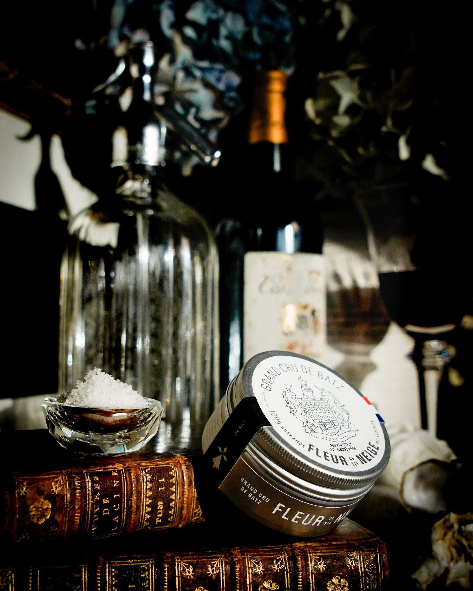 Binet 1660 Fleur Neige tin resting on antique books