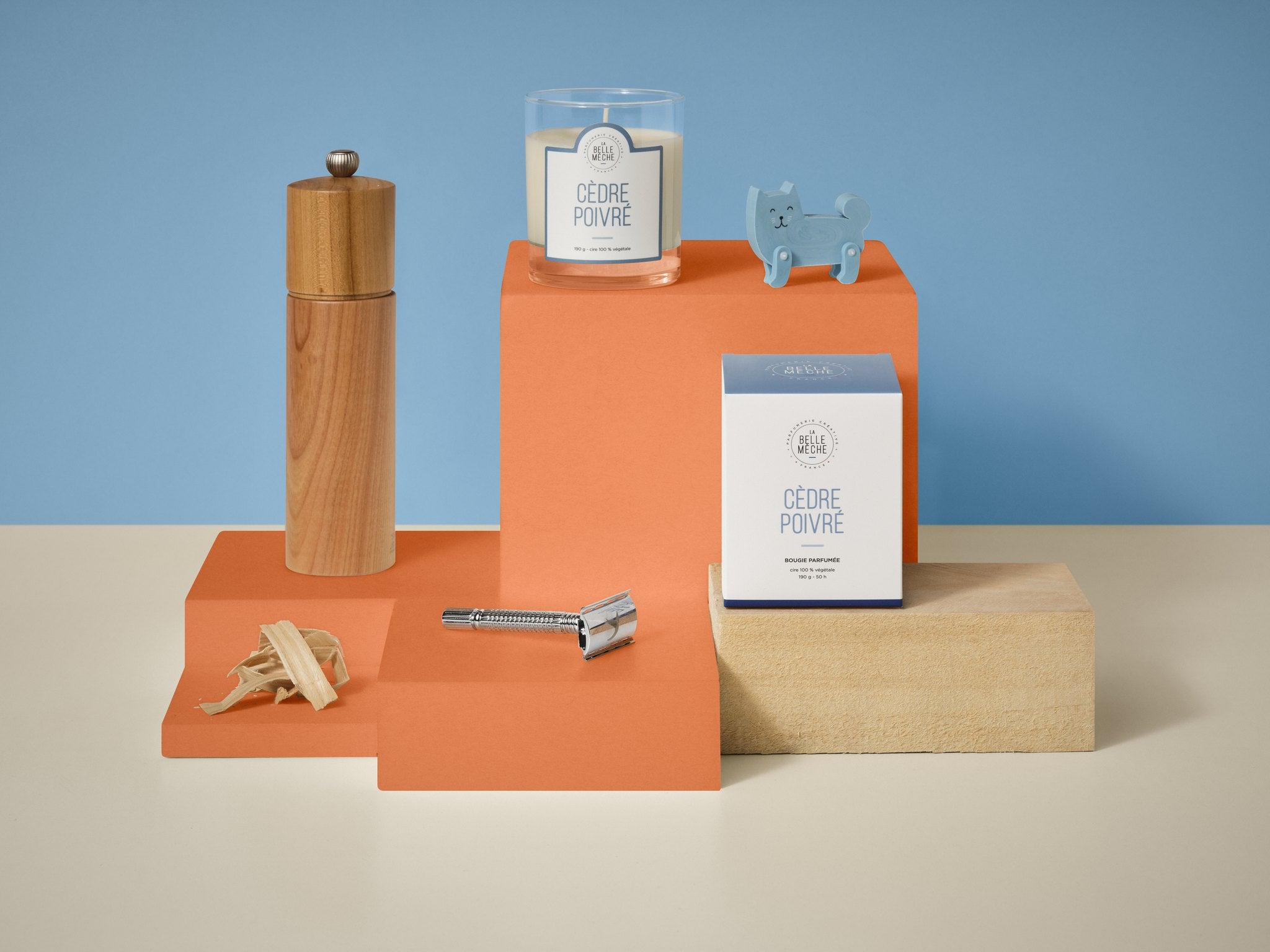 La Belle Mèche Cedarwood scented candle and its box