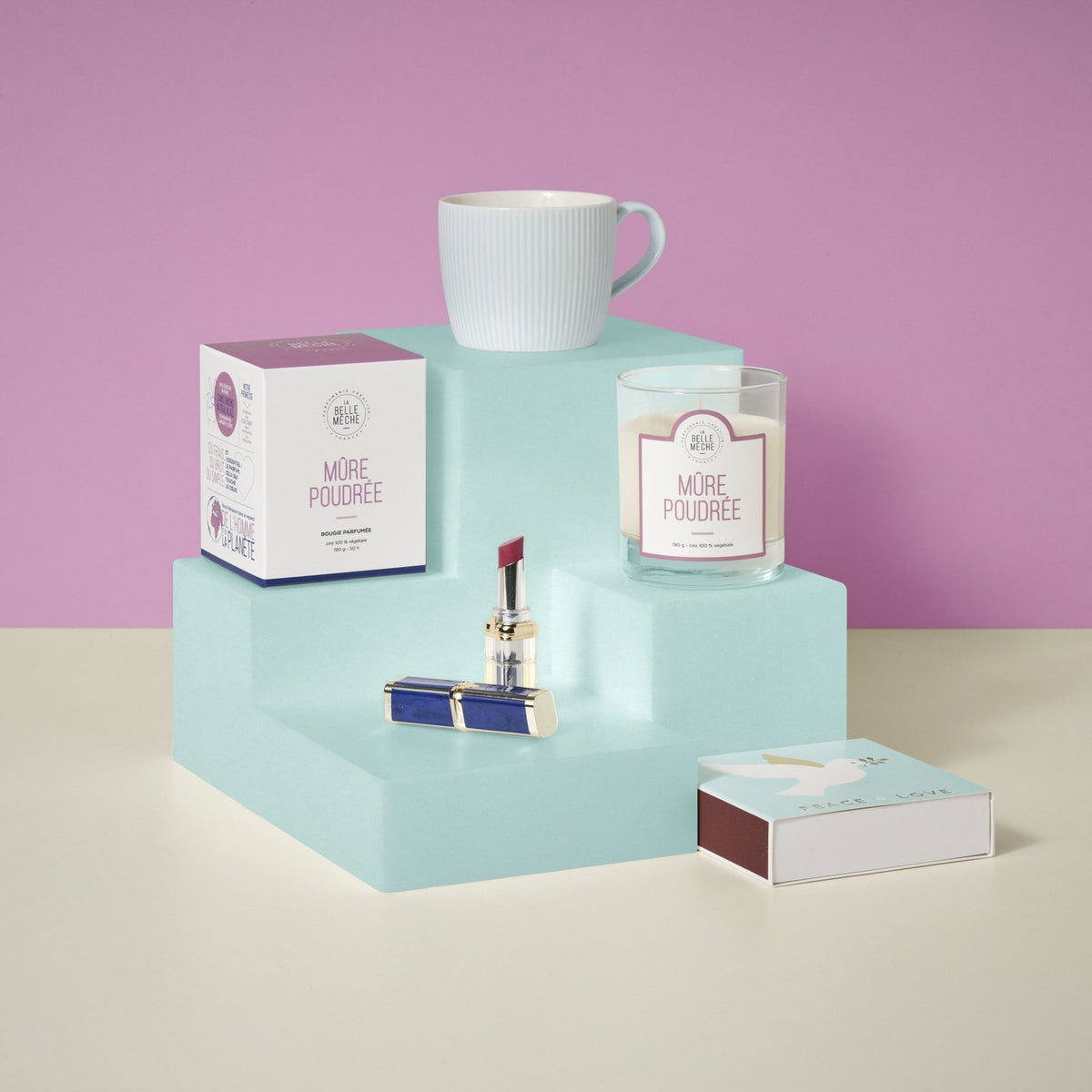 Bougie parfumée Mûre Poudrée de La Belle Mèche et son étui