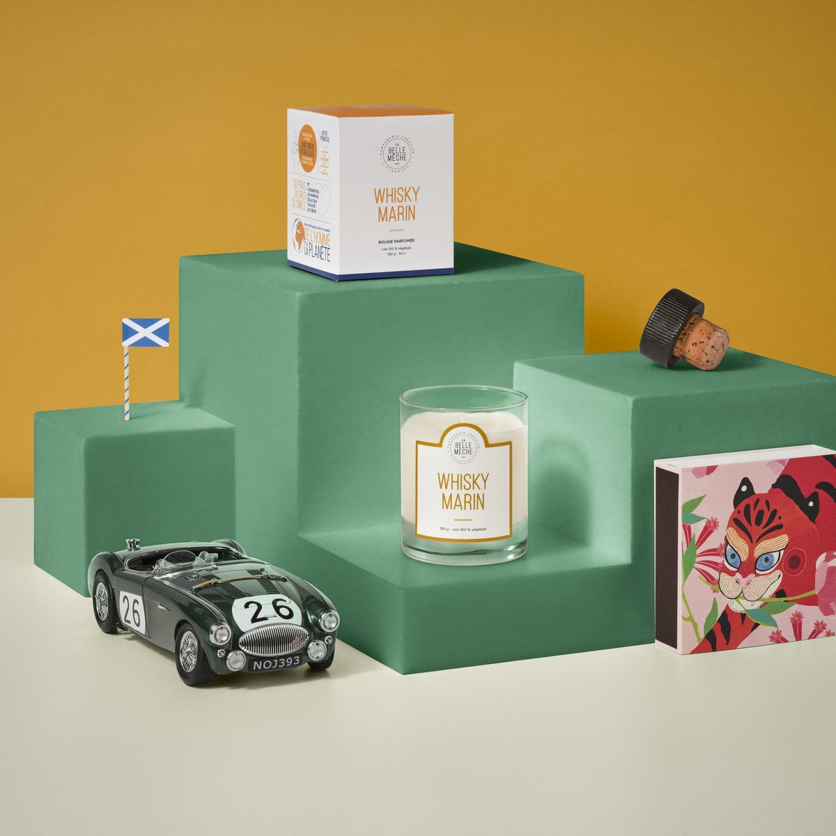 Bougie parfumée Whisky Marin de La Belle Mèche avec un drapeau écossais