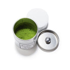 Matcha de cérémonie Minami Yamashiro de Dammann Frères, boîte ouverte avec son couvercle et la poudre de matcha