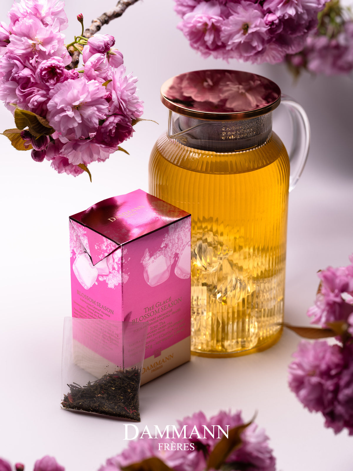 Thé glacé Blossom Season de Dammann Frères, carafe en verre de thé glacé avec la boîte, un sachet et des fleurs de cerisier