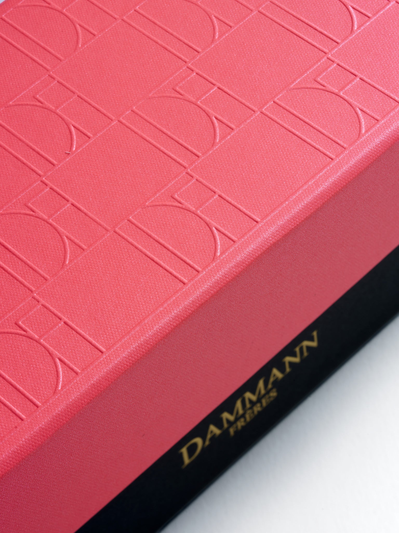 Jardin Romantique Box by Dammann Frères, close-up of the embossed pink lid