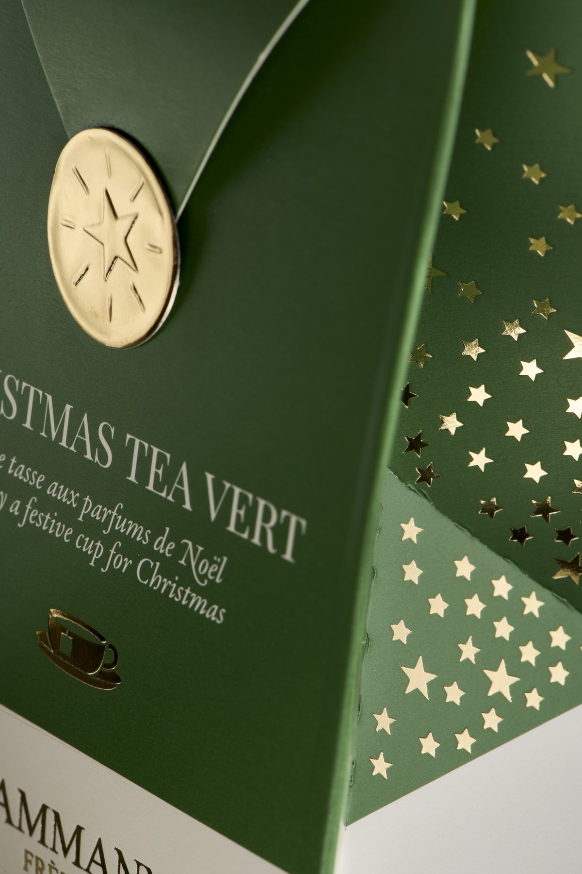 Close-up of the Dammann Frères Christmas Tea Vert pocket and its gold star seal