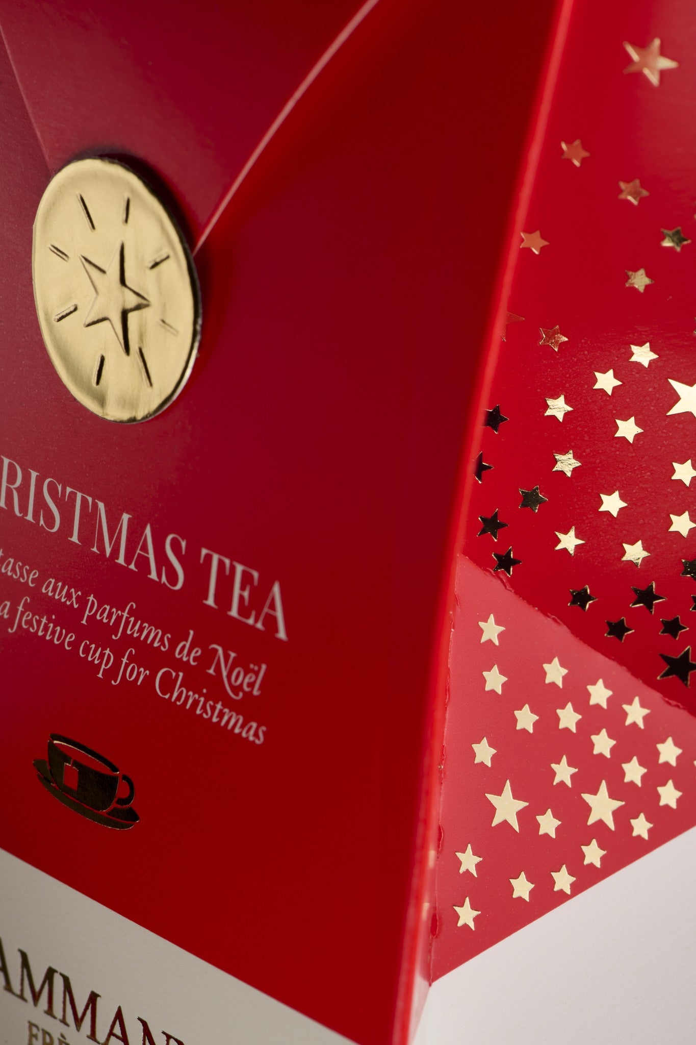 Close-up of the Dammann Frères Christmas Tea red pocket and its gold star seal