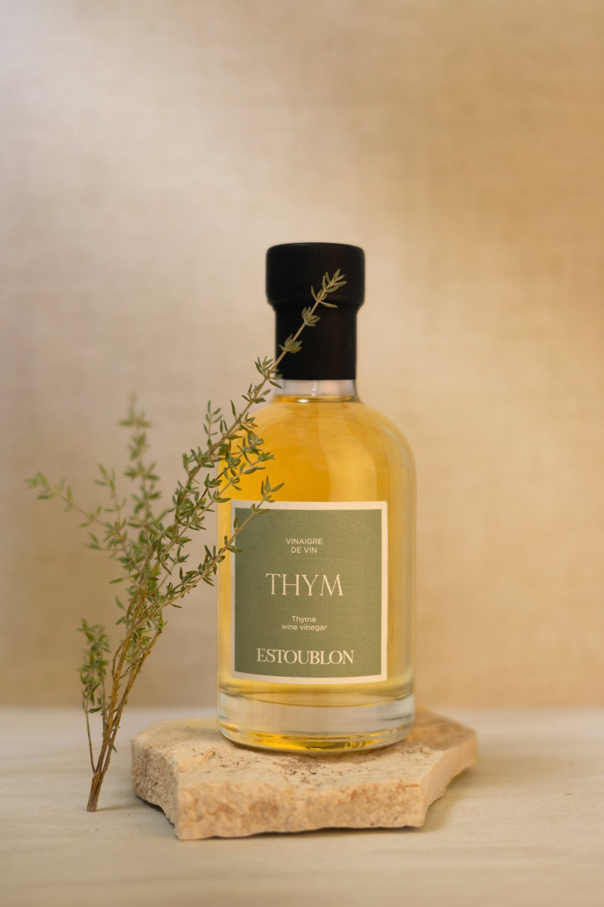 Vinaigre au thym du Château d’Estoublon avec un brin de thym