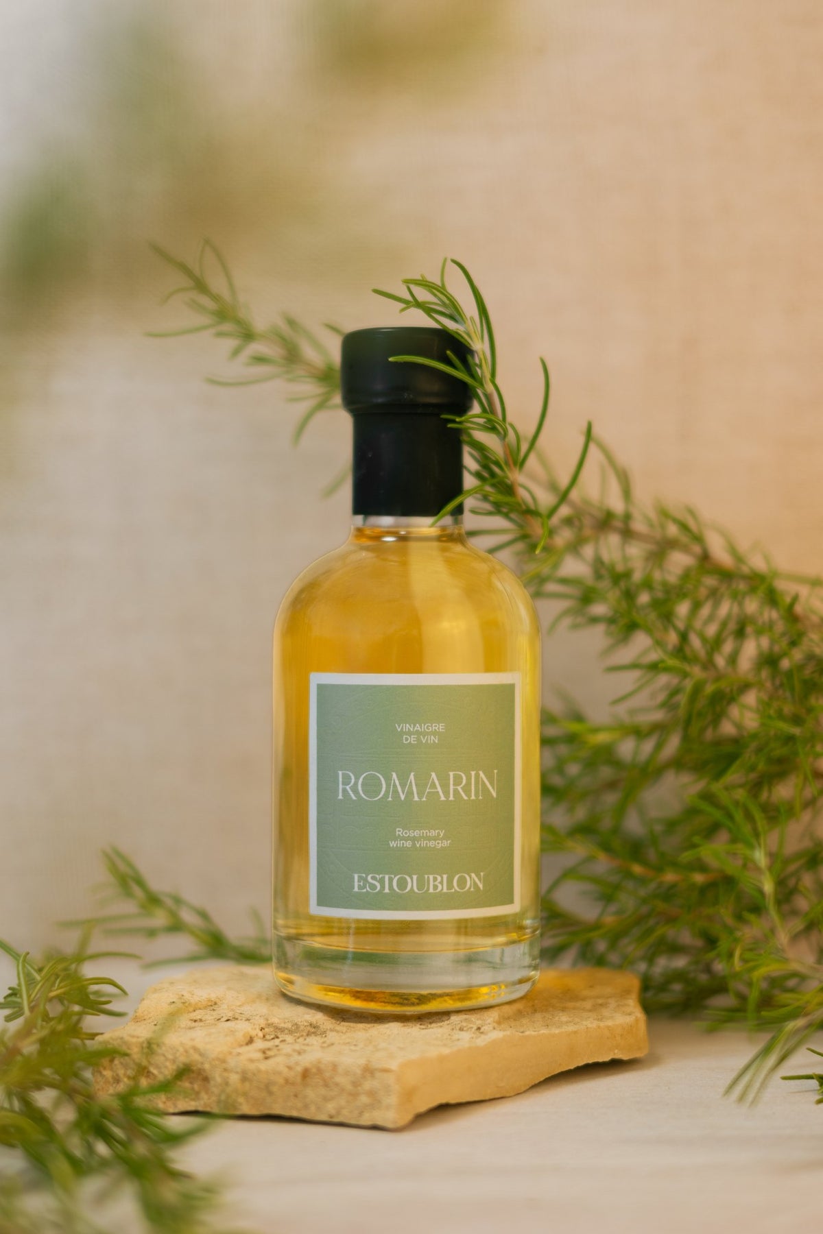 Vinaigre au romarin du Château d’Estoublon avec des brins de romarin