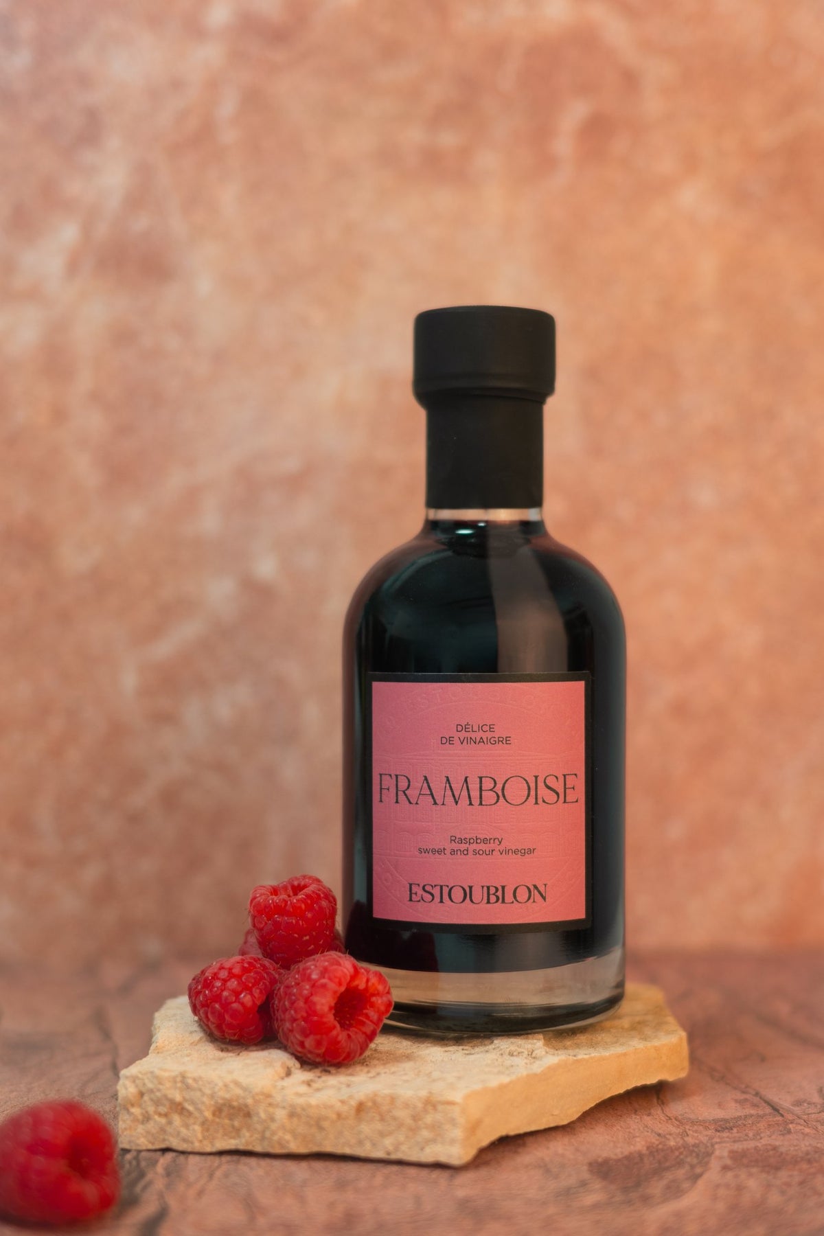 Vinaigre à la framboise du Château d’Estoublon avec des framboises fraîches