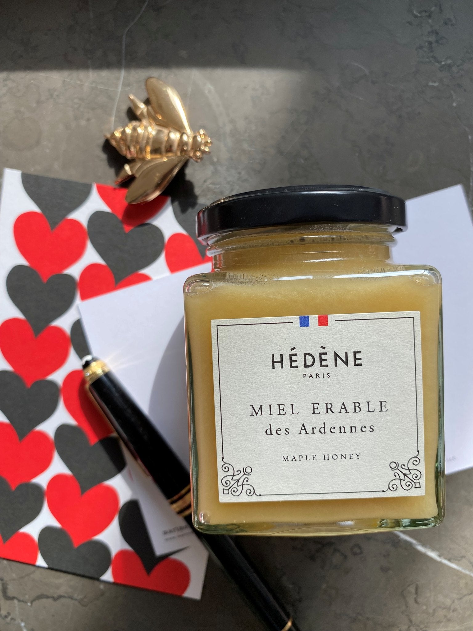 Miel d’érable Hédène, carte à cœurs et abeille dorée