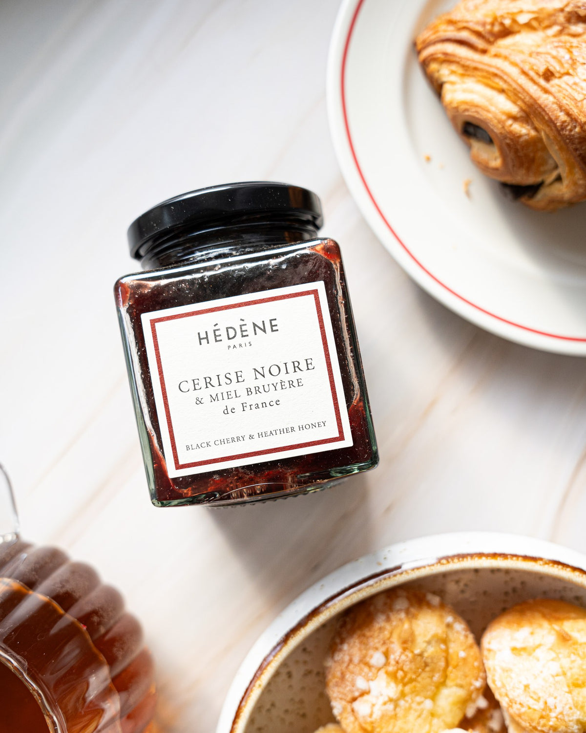 Confiture de cerises noires au miel de bruyère Hédène sur une table de petit-déjeuner