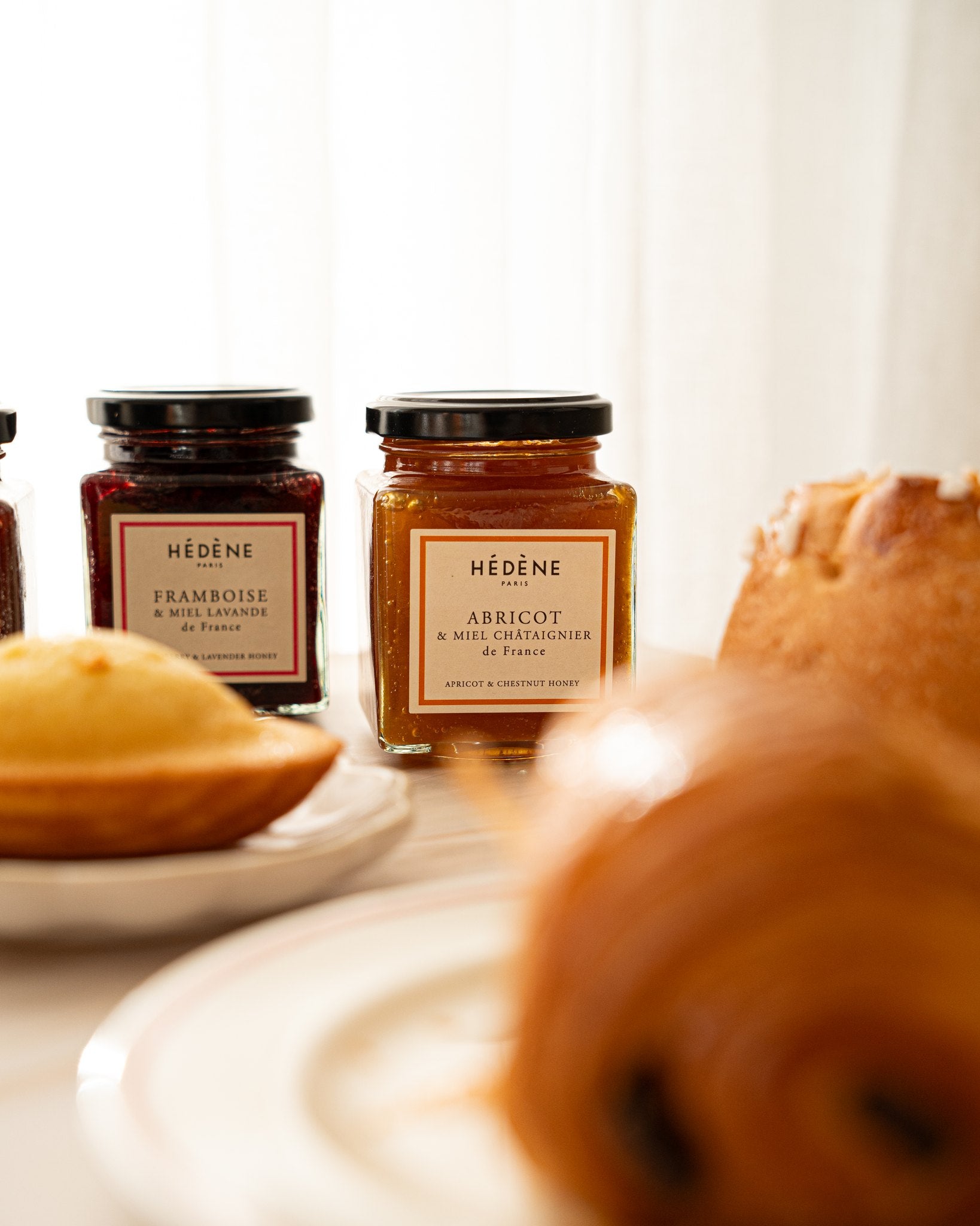 Confitures au miel Hédène framboise et abricot au petit-déjeuner