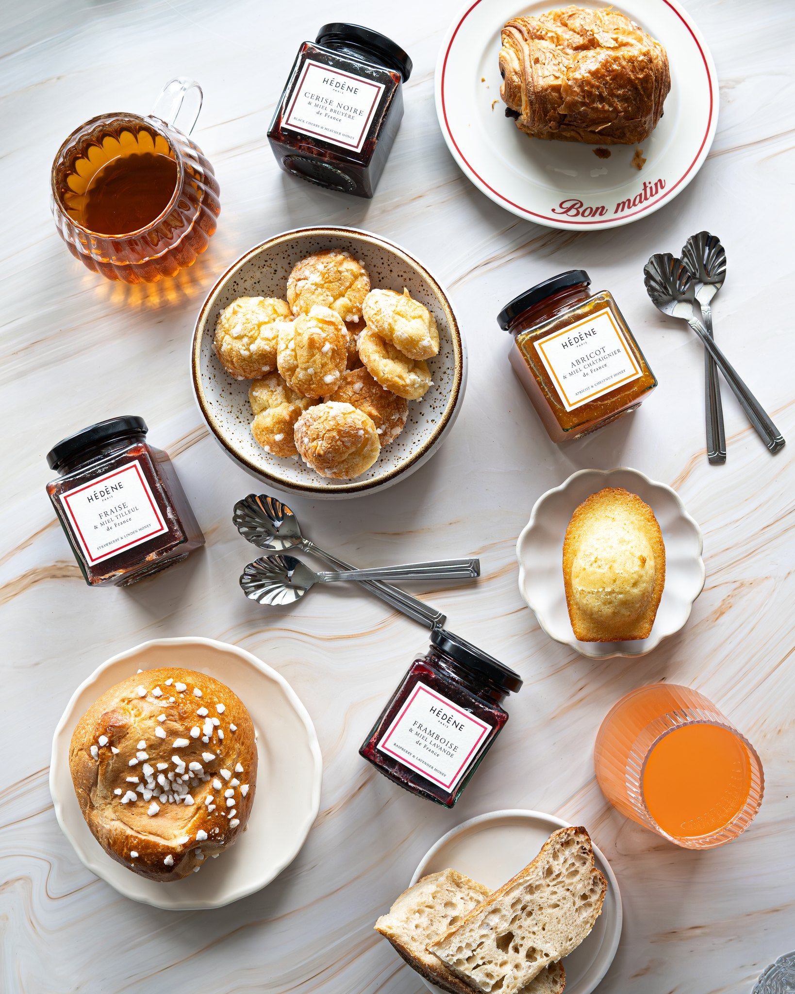 Confitures au miel Hédène sur une table de petit-déjeuner, vues du dessus