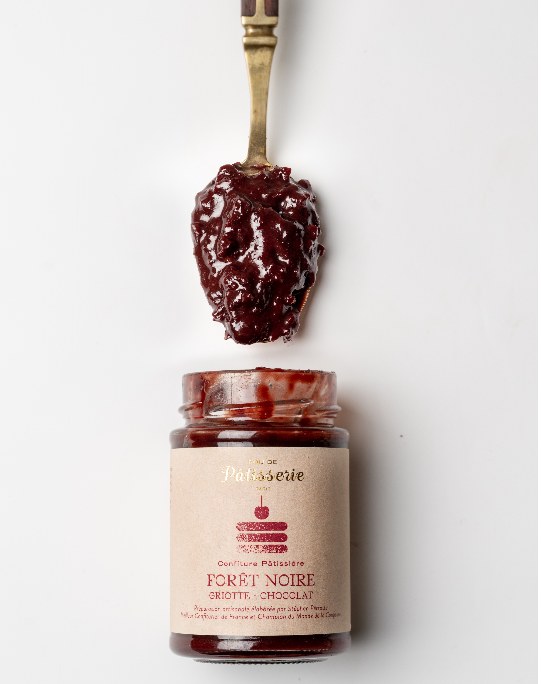 Confiture Forêt-Noire de la Maison Perrotte à côté d’un gâteau Forêt-Noire