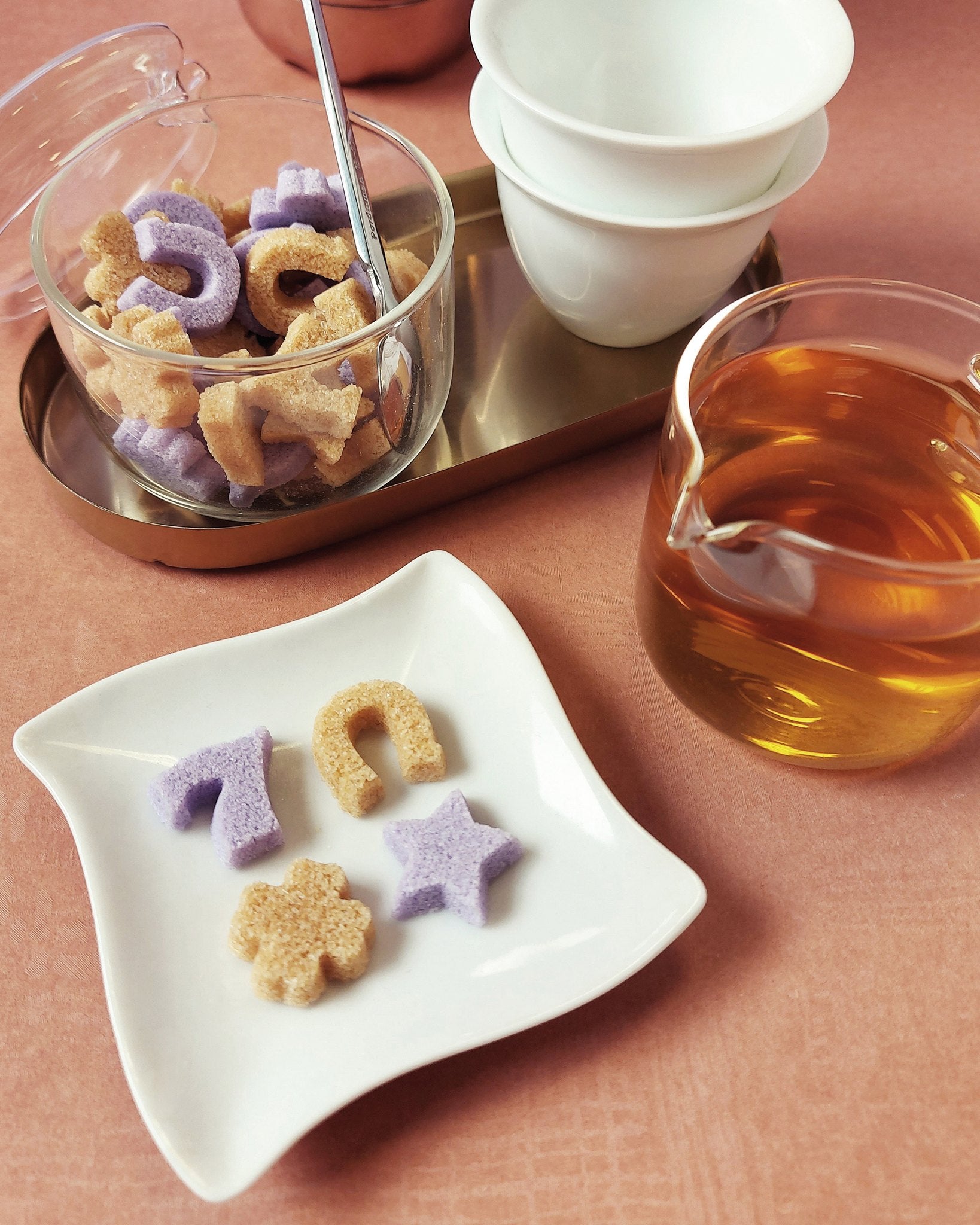 Canasuc Bonheur Attitude violet and white sugars with tea